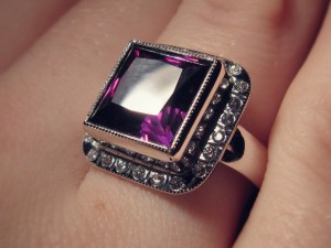 Dámský prsten s fialovým kamenem