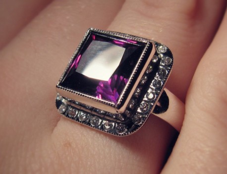 Dámský prsten s fialovým kamenem