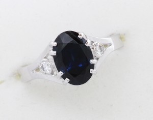 Prsten s přírodním modrým safírem