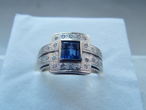 Zlatý prsten s modrým kamenem