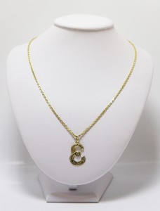 Zlatý přívěsek písméno E