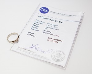 Zásnubní prsten s diamantem