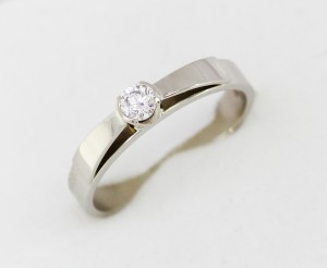 Zásnubní prsten s diamantem