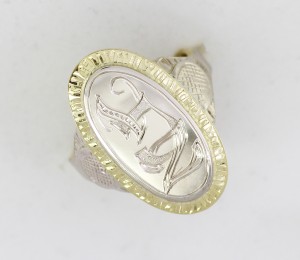 Dámský masivní prsten s monogramem