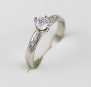 Zlatý prsten se zirkonem