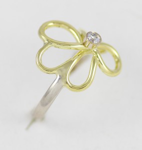 Prsten květina s kamenem