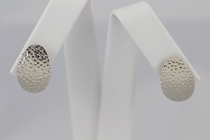 Tepané náušnice v bílém zlatě