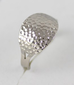 Tepaný prsten v bílém zlatě