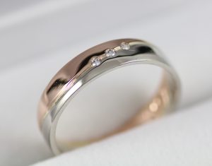 Snubní prsteny půl barevné