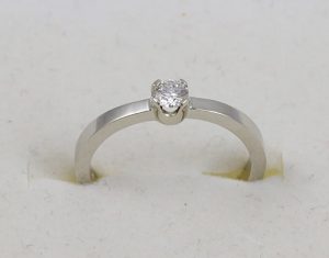 Zásnubní prsten s diamantem