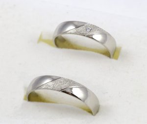 Snubní prsteny v bílém zlatě s diamantem