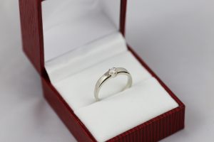 Zásnubní prsten s diamantem