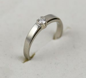 Zásnubní prsten s diamantem