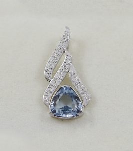 Zlatý přívěsek s diamanty