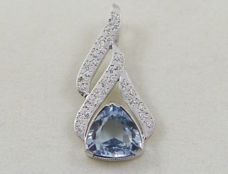Zlatý přívěsek s diamanty