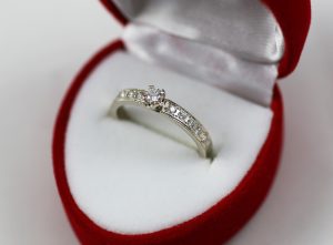 Zásnubní prsten s diamanty