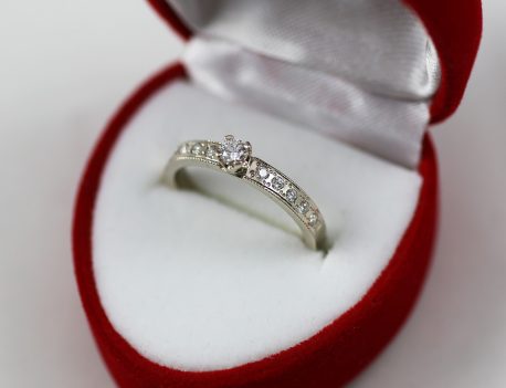 Zásnubní prsten s diamanty