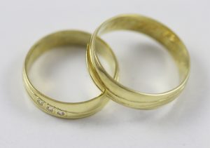 Snubní prsteny s třemi zirkony