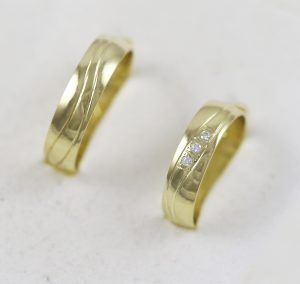 Snubní prsteny s třemi zirkony