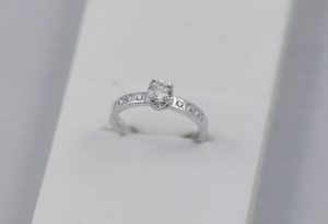 Zásnubní prsten s diamantem