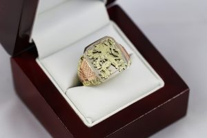 Pečetní prsten monogram lev