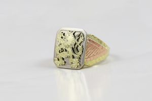 Pečetní prsten monogram lev