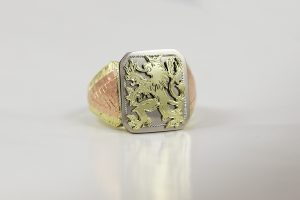 Pečetní prsten monogram lev